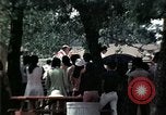 Standbild Kaplan spricht für vietnamesische Flüchtlinge United States USA, 1975, aus Sekunde 47 historischem Filmmaterial Videoclip 65675050954