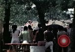 Standbild Kaplan spricht für vietnamesische Flüchtlinge United States USA, 1975, aus Sekunde 48 historischem Filmmaterial Videoclip 65675050954