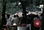 Standbild Kaplan spricht für vietnamesische Flüchtlinge United States USA, 1975, aus Sekunde 49 historischem Filmmaterial Videoclip 65675050954