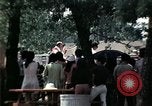 Standbild Kaplan spricht für vietnamesische Flüchtlinge United States USA, 1975, aus Sekunde 51 historischem Filmmaterial Videoclip 65675050954