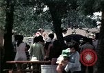 Standbild Kaplan spricht für vietnamesische Flüchtlinge United States USA, 1975, aus Sekunde 52 historischem Filmmaterial Videoclip 65675050954