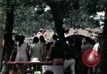 Standbild Kaplan spricht für vietnamesische Flüchtlinge United States USA, 1975, aus Sekunde 53 historischem Filmmaterial Videoclip 65675050954
