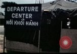 Standbild Vietnamesischer Flüchtling Abfahrt Zentrum Florida United States USA, 1975, aus Sekunde 14 historischem Filmmaterial Videoclip 65675050955
