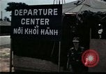 Standbild Vietnamesischer Flüchtling Abfahrt Zentrum Florida United States USA, 1975, aus Sekunde 16 historischem Filmmaterial Videoclip 65675050955
