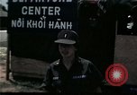 Standbild Vietnamesischer Flüchtling Abfahrt Zentrum Florida United States USA, 1975, aus Sekunde 17 historischem Filmmaterial Videoclip 65675050955