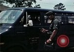 Standbild Vietnamesischer Flüchtling Abfahrt Zentrum Florida United States USA, 1975, aus Sekunde 26 historischem Filmmaterial Videoclip 65675050955