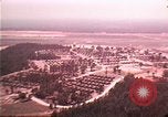 Standbild Luftaufnahme des vietnamesischen Flüchtlingslager an der Eglin Air Force Base Florida United States USA, 1975, aus Sekunde 4 historischem Filmmaterial Videoclip 65675050956