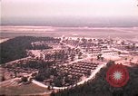 Standbild Luftaufnahme des vietnamesischen Flüchtlingslager an der Eglin Air Force Base Florida United States USA, 1975, aus Sekunde 5 historischem Filmmaterial Videoclip 65675050956