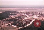 Standbild Luftaufnahme des vietnamesischen Flüchtlingslager an der Eglin Air Force Base Florida United States USA, 1975, aus Sekunde 6 historischem Filmmaterial Videoclip 65675050956