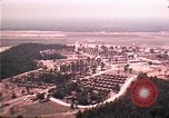Standbild Luftaufnahme des vietnamesischen Flüchtlingslager an der Eglin Air Force Base Florida United States USA, 1975, aus Sekunde 7 historischem Filmmaterial Videoclip 65675050956