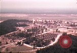 Standbild Luftaufnahme des vietnamesischen Flüchtlingslager an der Eglin Air Force Base Florida United States USA, 1975, aus Sekunde 8 historischem Filmmaterial Videoclip 65675050956