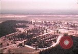 Standbild Luftaufnahme des vietnamesischen Flüchtlingslager an der Eglin Air Force Base Florida United States USA, 1975, aus Sekunde 9 historischem Filmmaterial Videoclip 65675050956