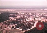 Standbild Luftaufnahme des vietnamesischen Flüchtlingslager an der Eglin Air Force Base Florida United States USA, 1975, aus Sekunde 10 historischem Filmmaterial Videoclip 65675050956