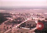 Standbild Luftaufnahme des vietnamesischen Flüchtlingslager an der Eglin Air Force Base Florida United States USA, 1975, aus Sekunde 19 historischem Filmmaterial Videoclip 65675050956