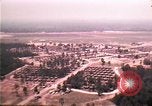 Standbild Luftaufnahme des vietnamesischen Flüchtlingslager an der Eglin Air Force Base Florida United States USA, 1975, aus Sekunde 20 historischem Filmmaterial Videoclip 65675050956