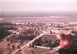 Standbild Luftaufnahme des vietnamesischen Flüchtlingslager an der Eglin Air Force Base Florida United States USA, 1975, aus Sekunde 21 historischem Filmmaterial Videoclip 65675050956