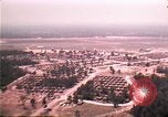 Standbild Luftaufnahme des vietnamesischen Flüchtlingslager an der Eglin Air Force Base Florida United States USA, 1975, aus Sekunde 22 historischem Filmmaterial Videoclip 65675050956