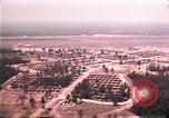 Standbild Luftaufnahme des vietnamesischen Flüchtlingslager an der Eglin Air Force Base Florida United States USA, 1975, aus Sekunde 24 historischem Filmmaterial Videoclip 65675050956