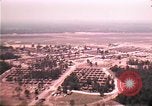 Standbild Luftaufnahme des vietnamesischen Flüchtlingslager an der Eglin Air Force Base Florida United States USA, 1975, aus Sekunde 25 historischem Filmmaterial Videoclip 65675050956