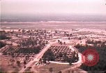 Standbild Luftaufnahme des vietnamesischen Flüchtlingslager an der Eglin Air Force Base Florida United States USA, 1975, aus Sekunde 26 historischem Filmmaterial Videoclip 65675050956