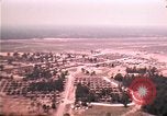 Standbild Luftaufnahme des vietnamesischen Flüchtlingslager an der Eglin Air Force Base Florida United States USA, 1975, aus Sekunde 33 historischem Filmmaterial Videoclip 65675050956