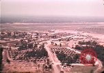 Standbild Luftaufnahme des vietnamesischen Flüchtlingslager an der Eglin Air Force Base Florida United States USA, 1975, aus Sekunde 40 historischem Filmmaterial Videoclip 65675050956