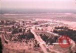 Standbild Luftaufnahme des vietnamesischen Flüchtlingslager an der Eglin Air Force Base Florida United States USA, 1975, aus Sekunde 42 historischem Filmmaterial Videoclip 65675050956