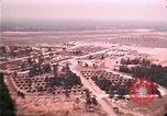 Standbild Luftaufnahme des vietnamesischen Flüchtlingslager an der Eglin Air Force Base Florida United States USA, 1975, aus Sekunde 44 historischem Filmmaterial Videoclip 65675050956