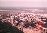 Standbild Luftaufnahme des vietnamesischen Flüchtlingslager an der Eglin Air Force Base Florida United States USA, 1975, aus Sekunde 53 historischem Filmmaterial Videoclip 65675050956
