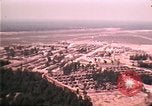 Standbild Luftaufnahme des vietnamesischen Flüchtlingslager an der Eglin Air Force Base Florida United States USA, 1975, aus Sekunde 55 historischem Filmmaterial Videoclip 65675050956