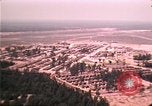 Standbild Luftaufnahme des vietnamesischen Flüchtlingslager an der Eglin Air Force Base Florida United States USA, 1975, aus Sekunde 57 historischem Filmmaterial Videoclip 65675050956