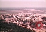 Standbild Luftaufnahme des vietnamesischen Flüchtlingslager an der Eglin Air Force Base Florida United States USA, 1975, aus Sekunde 58 historischem Filmmaterial Videoclip 65675050956