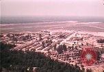 Standbild Luftaufnahme des vietnamesischen Flüchtlingslager an der Eglin Air Force Base Florida United States USA, 1975, aus Sekunde 60 historischem Filmmaterial Videoclip 65675050956