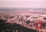 Standbild Luftaufnahme des vietnamesischen Flüchtlingslager an der Eglin Air Force Base Florida United States USA, 1975, aus Sekunde 61 historischem Filmmaterial Videoclip 65675050956