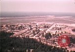 Standbild Luftaufnahme des vietnamesischen Flüchtlingslager an der Eglin Air Force Base Florida United States USA, 1975, aus Sekunde 62 historischem Filmmaterial Videoclip 65675050956