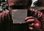 Standbild Vietnamesische Flüchtlinge Kinder essen Süßigkeiten Florida United States USA, 1975, aus Sekunde 4 historischem Filmmaterial Videoclip 65675050958