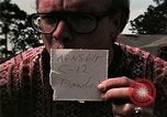 Standbild Vietnamesische Flüchtlinge Kinder essen Süßigkeiten Florida United States USA, 1975, aus Sekunde 6 historischem Filmmaterial Videoclip 65675050958