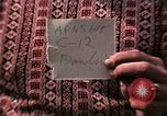 Standbild Vietnamesische Flüchtlinge Kinder essen Süßigkeiten Florida United States USA, 1975, aus Sekunde 9 historischem Filmmaterial Videoclip 65675050958