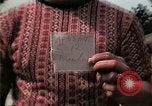 Standbild Vietnamesische Flüchtlinge Kinder essen Süßigkeiten Florida United States USA, 1975, aus Sekunde 10 historischem Filmmaterial Videoclip 65675050958