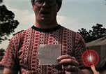 Standbild Vietnamesische Flüchtlinge Kinder essen Süßigkeiten Florida United States USA, 1975, aus Sekunde 11 historischem Filmmaterial Videoclip 65675050958