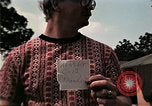 Standbild Vietnamesische Flüchtlinge Kinder essen Süßigkeiten Florida United States USA, 1975, aus Sekunde 13 historischem Filmmaterial Videoclip 65675050958