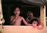Standbild Vietnamesische Flüchtlinge Kinder essen Süßigkeiten Florida United States USA, 1975, aus Sekunde 16 historischem Filmmaterial Videoclip 65675050958