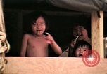 Standbild Vietnamesische Flüchtlinge Kinder essen Süßigkeiten Florida United States USA, 1975, aus Sekunde 17 historischem Filmmaterial Videoclip 65675050958