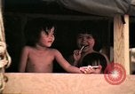 Standbild Vietnamesische Flüchtlinge Kinder essen Süßigkeiten Florida United States USA, 1975, aus Sekunde 19 historischem Filmmaterial Videoclip 65675050958