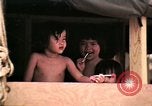 Standbild Vietnamesische Flüchtlinge Kinder essen Süßigkeiten Florida United States USA, 1975, aus Sekunde 20 historischem Filmmaterial Videoclip 65675050958