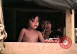 Standbild Vietnamesische Flüchtlinge Kinder essen Süßigkeiten Florida United States USA, 1975, aus Sekunde 21 historischem Filmmaterial Videoclip 65675050958