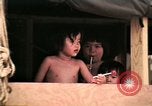 Standbild Vietnamesische Flüchtlinge Kinder essen Süßigkeiten Florida United States USA, 1975, aus Sekunde 22 historischem Filmmaterial Videoclip 65675050958