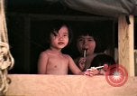 Standbild Vietnamesische Flüchtlinge Kinder essen Süßigkeiten Florida United States USA, 1975, aus Sekunde 23 historischem Filmmaterial Videoclip 65675050958