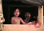 Standbild Vietnamesische Flüchtlinge Kinder essen Süßigkeiten Florida United States USA, 1975, aus Sekunde 24 historischem Filmmaterial Videoclip 65675050958