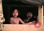 Standbild Vietnamesische Flüchtlinge Kinder essen Süßigkeiten Florida United States USA, 1975, aus Sekunde 25 historischem Filmmaterial Videoclip 65675050958